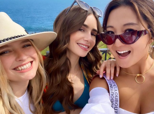 Camille Razat, Lily Collins e Ashley Park estão filmando os novos episódios para a Netflix (Reprodução / Instagram)