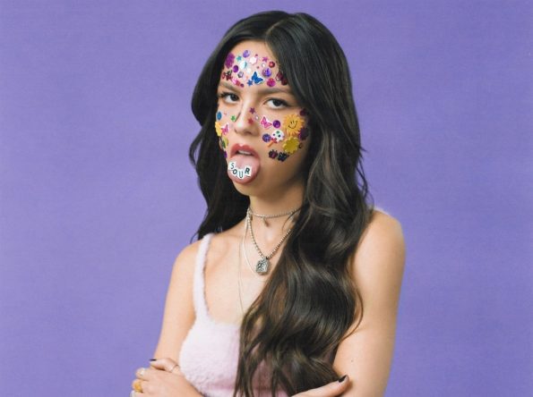 Projeto traz entre as faixas o hit "Drivers License" (Foto: Divulgação)