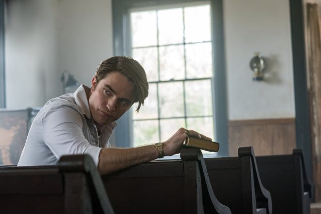 O ator recentemente estrelou filmes como "O Diabo de Cada Dia" e "Tenet" (Glen Wilson / Netflix / Divulgação)