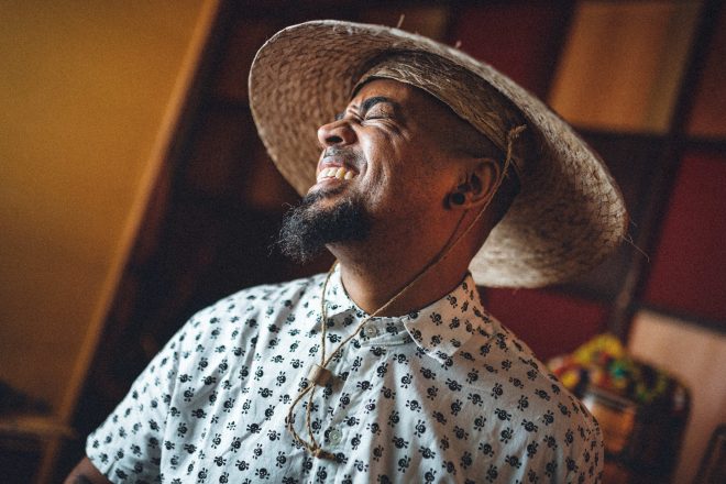 O músico traz parcerias com Carlinhos Brown, Larissa Luz, Bnegão e mais (Luca Castro / Divulgação)