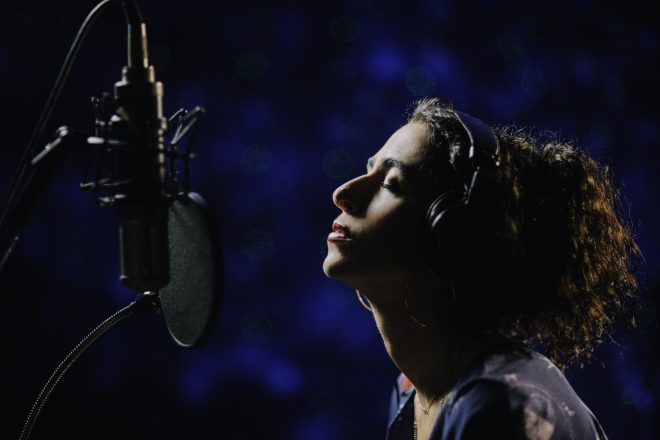 Até onde se sabe, álbum traz parcerias com Silva, Carlinhos e Chico Brown (Foto: Divulgação/Elisa Mendes)
