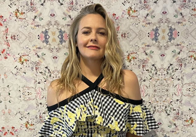 A atriz vai contracenar com Justin Hartley e Rebel Wilson (Reprodução / Twitter)