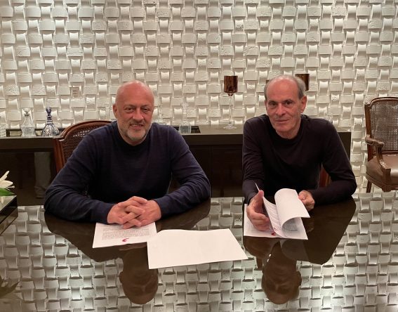 Contrato foi assinado com o Presidente da Sony Music Brasil, Paulo Junqueiro (Foto: Divulgação)