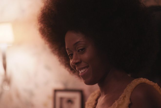 A atriz assume o papel de Robyn Crawford no novo filme (Netflix / Divulgação)