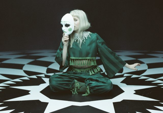 A artista traz uma nova faceta mais pop mesclada com sua essência indie (Divulgação)