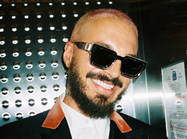 Artista lançou álbum mais recente, "Colores", em 2020 (Foto: Divulgação)