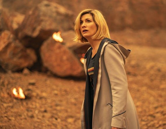 A atriz se tornou a primeira mulher a interpretar o Doutor na franquia (James Pardon / BBC Studios / Divulgação)