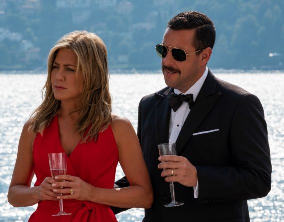A expectativa é que Jennifer Aniston e Adam Sandler reprisem seus papéis (Netflix / Divulgação)