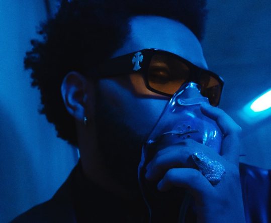 Os filmes “Blade” e “Veludo Azul” foram grandes referências visuais para o clipe (Divulgação)