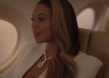A artista se tornou a primeira mulher negra a usar o icônico Tiffany Diamond (Reprodução / YouTube)