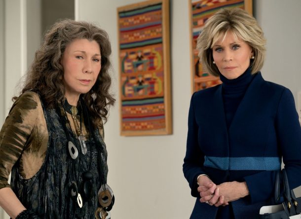 As atrizes trabalham juntas na série “Grace and Frankie” (Ali Goldstein / Netflix / Divulgação)