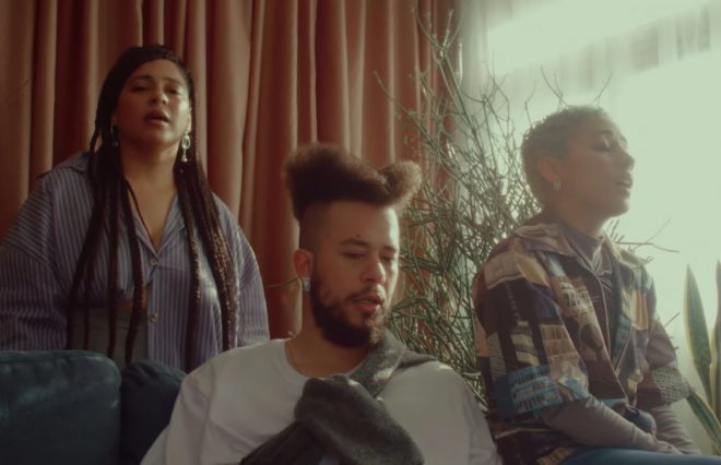 Faixa integra o disco "Chegamos Sozinhos em Casa Deluxe" (Reprodução)