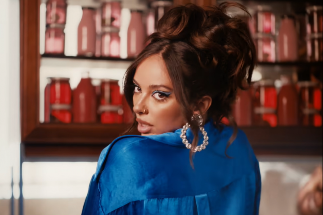 Jade Thirlwall no clipe de "No" (Reprodução)