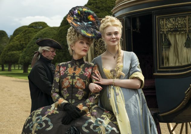 Gillian Anderson e Elle Fanning vivem mãe e filha na série (Divulgação)