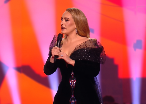 Adele se tornou a artista mais premiada da honraria britânica (Reprodução / YouTube)