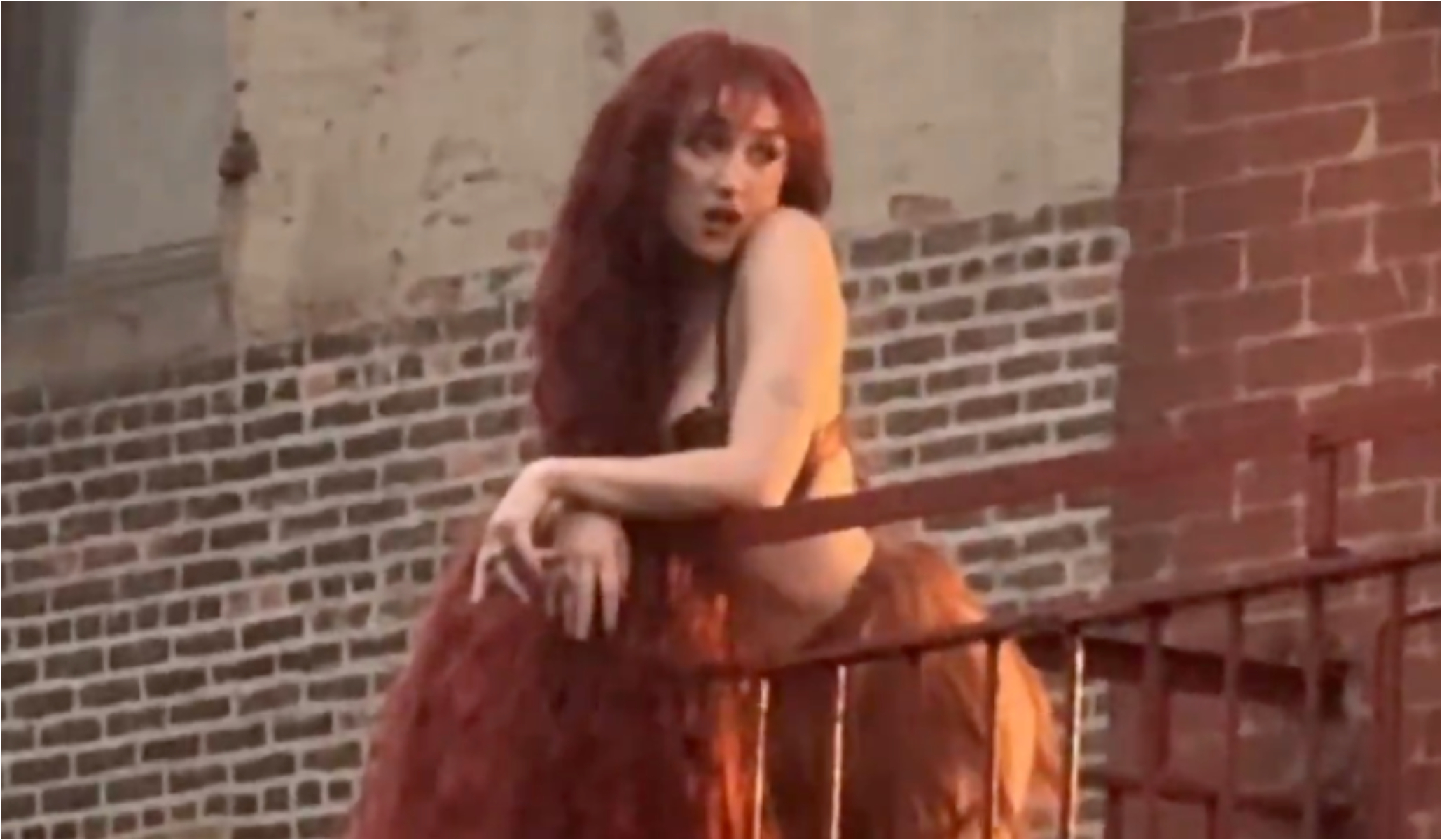 Chappell Roan vira rapunzel em novo videoclipe gravado em Nova York