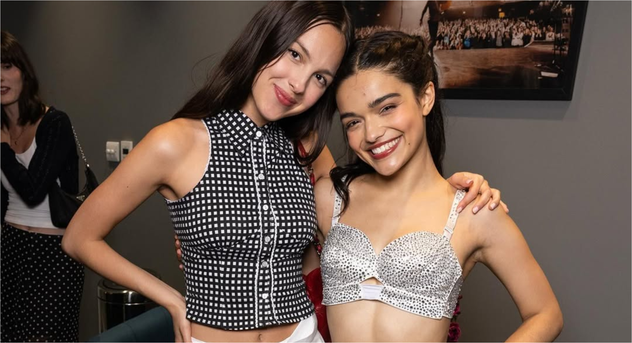 Olivia Rodrigo e Rachel Zegler posam juntinhas nos bastidores de “Evita”