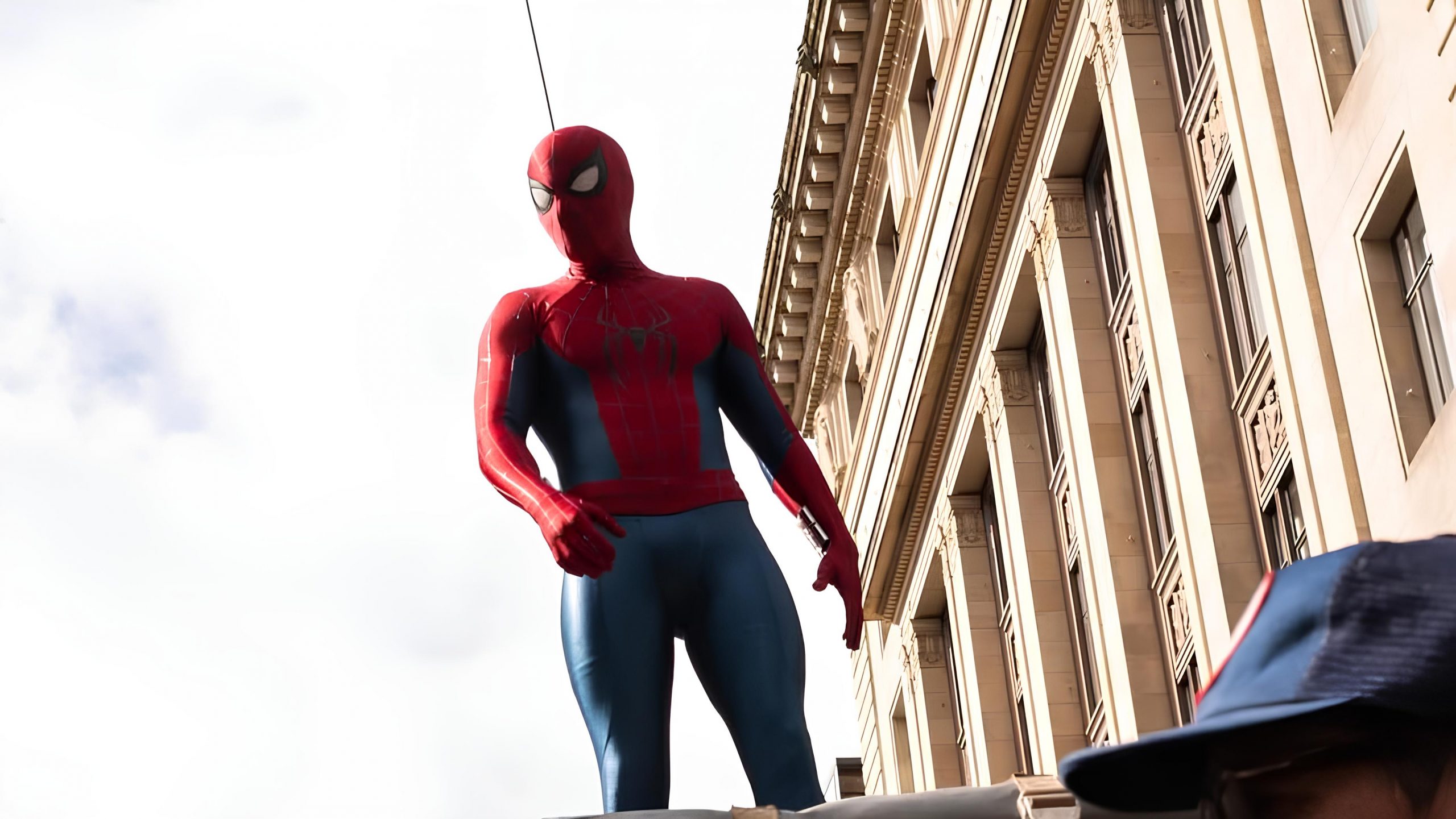 Tom Holland posta fotos como Homem-Aranha em set do novo filme