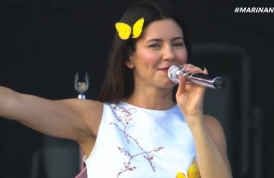 Imagem de notícia sobre Marina celebra 16 anos de carreira resgatando favoritos dos fãs em show humilde, mas muito energético, no Lollapalooza