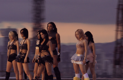 Imagem de notícia sobre Com Pabllo Vittar gigante, NMIXX percorre ruas de SP em MV de “TIC TIC”