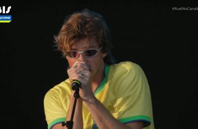 Imagem de notícia sobre De óculos Juliet e camisa do Brasil, Ruel se joga na plateia e entrega show enérgico no calor de SP