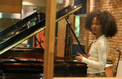 Agnes Nunes cantando em estúdio durante gravação de homenagem a Arlindo Cruz