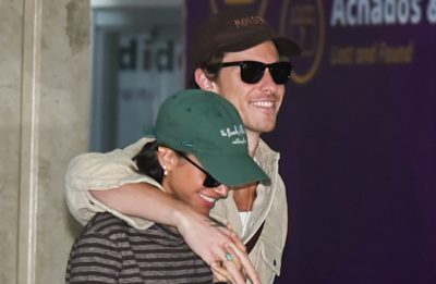 Imagem de notícia sobre Agarradinhos, Shawn Mendes e Bruna Marquezine desembarcam em aeroporto no Rio de Janeiro