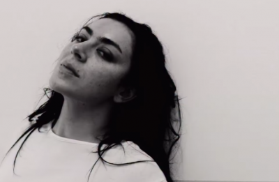 Charli XCX questiona a própria sexualidade em faixa introspectiva “I Keep On Thinking Bout You Every Single Day And Night”