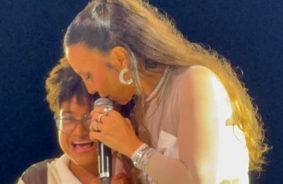 Esbanjando carisma, Tia Milena sobe no palco em show de Ivete Sangalo: “Ser famoso é maravilhoso”